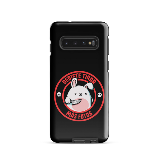 A cute white cartoon bunny with a pink belly stands holding a large kitchen knife in one paw. Surrounding the bunny is a red circular border with the words 'DEBISTE TIRAR MÁS FOTOS'. Small skull icons are on either side of the circle. The overall tone is a mix of adorable and ironic humor.