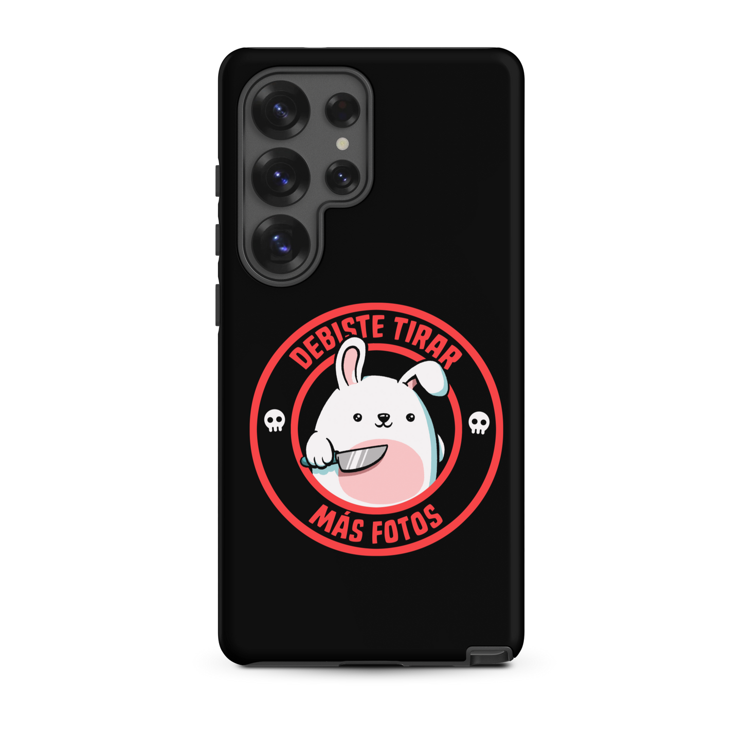 A cute white cartoon bunny with a pink belly stands holding a large kitchen knife in one paw. Surrounding the bunny is a red circular border with the words 'DEBISTE TIRAR MÁS FOTOS'. Small skull icons are on either side of the circle. The overall tone is a mix of adorable and ironic humor.