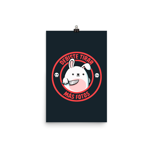 A cute white cartoon bunny with a pink belly stands holding a large kitchen knife in one paw. Surrounding the bunny is a red circular border with the words 'DEBISTE TIRAR MÁS FOTOS'. Small skull icons are on either side of the circle. The overall tone is a mix of adorable and ironic humor.