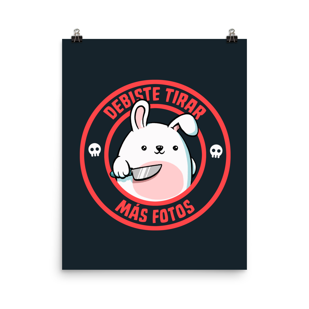 A cute white cartoon bunny with a pink belly stands holding a large kitchen knife in one paw. Surrounding the bunny is a red circular border with the words 'DEBISTE TIRAR MÁS FOTOS'. Small skull icons are on either side of the circle. The overall tone is a mix of adorable and ironic humor.