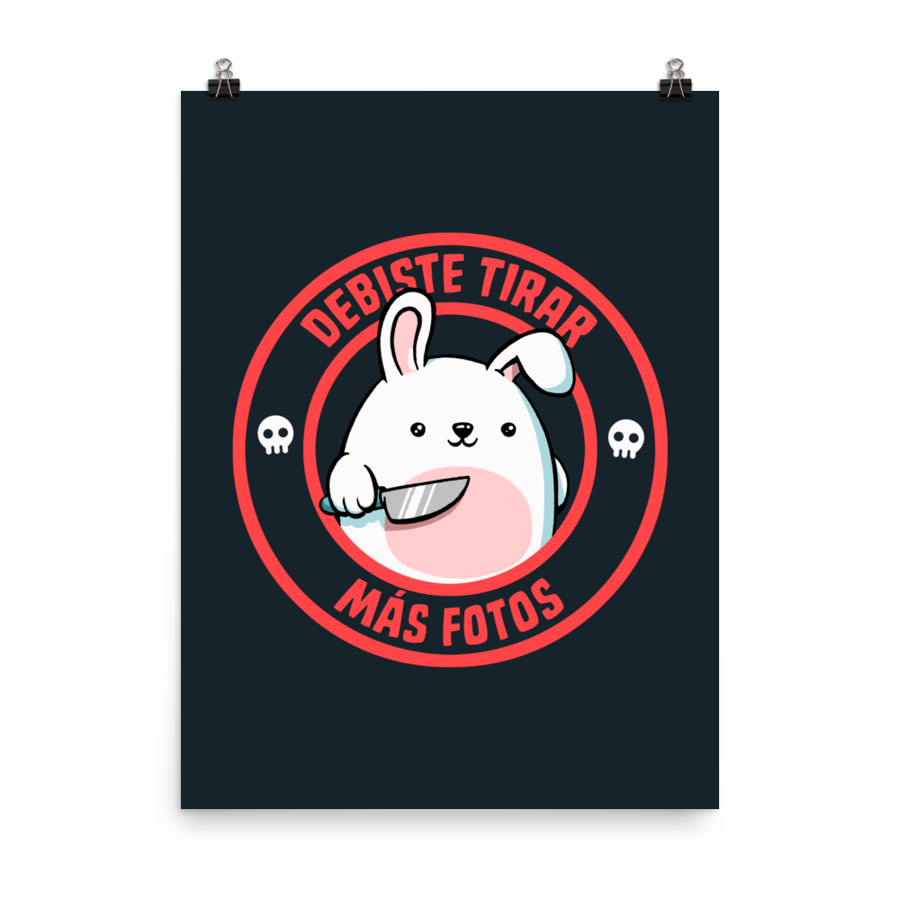 A cute white cartoon bunny with a pink belly stands holding a large kitchen knife in one paw. Surrounding the bunny is a red circular border with the words 'DEBISTE TIRAR MÁS FOTOS'. Small skull icons are on either side of the circle. The overall tone is a mix of adorable and ironic humor.