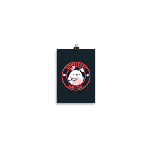 A cute white cartoon bunny with a pink belly stands holding a large kitchen knife in one paw. Surrounding the bunny is a red circular border with the words 'DEBISTE TIRAR MÁS FOTOS'. Small skull icons are on either side of the circle. The overall tone is a mix of adorable and ironic humor.