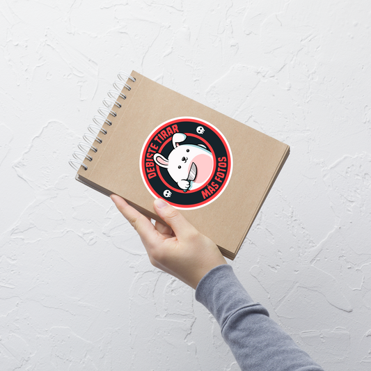 A cute white cartoon bunny with a pink belly stands holding a large kitchen knife in one paw. Surrounding the bunny is a red circular border with the words 'DEBISTE TIRAR MÁS FOTOS'. Small skull icons are on either side of the circle. The overall tone is a mix of adorable and ironic humor.