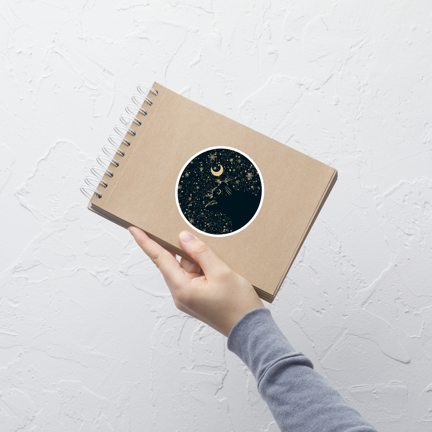 A minimalist artwork featuring a kitten in profile, gazing at the crescent moon on a quiet, moonlit night. A poetic piece, perfect for those who love cats and a slightly melancholic winter atmosphere.