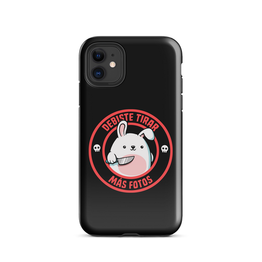 A cute white cartoon bunny with a pink belly stands holding a large kitchen knife in one paw. Surrounding the bunny is a red circular border with the words 'DEBISTE TIRAR MÁS FOTOS'. Small skull icons are on either side of the circle. The overall tone is a mix of adorable and ironic humor.