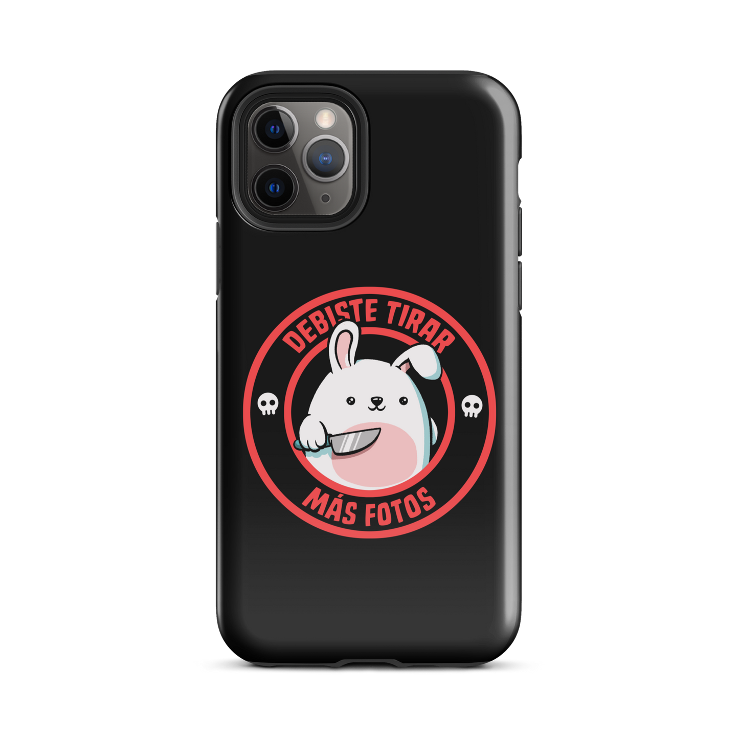 A cute white cartoon bunny with a pink belly stands holding a large kitchen knife in one paw. Surrounding the bunny is a red circular border with the words 'DEBISTE TIRAR MÁS FOTOS'. Small skull icons are on either side of the circle. The overall tone is a mix of adorable and ironic humor.