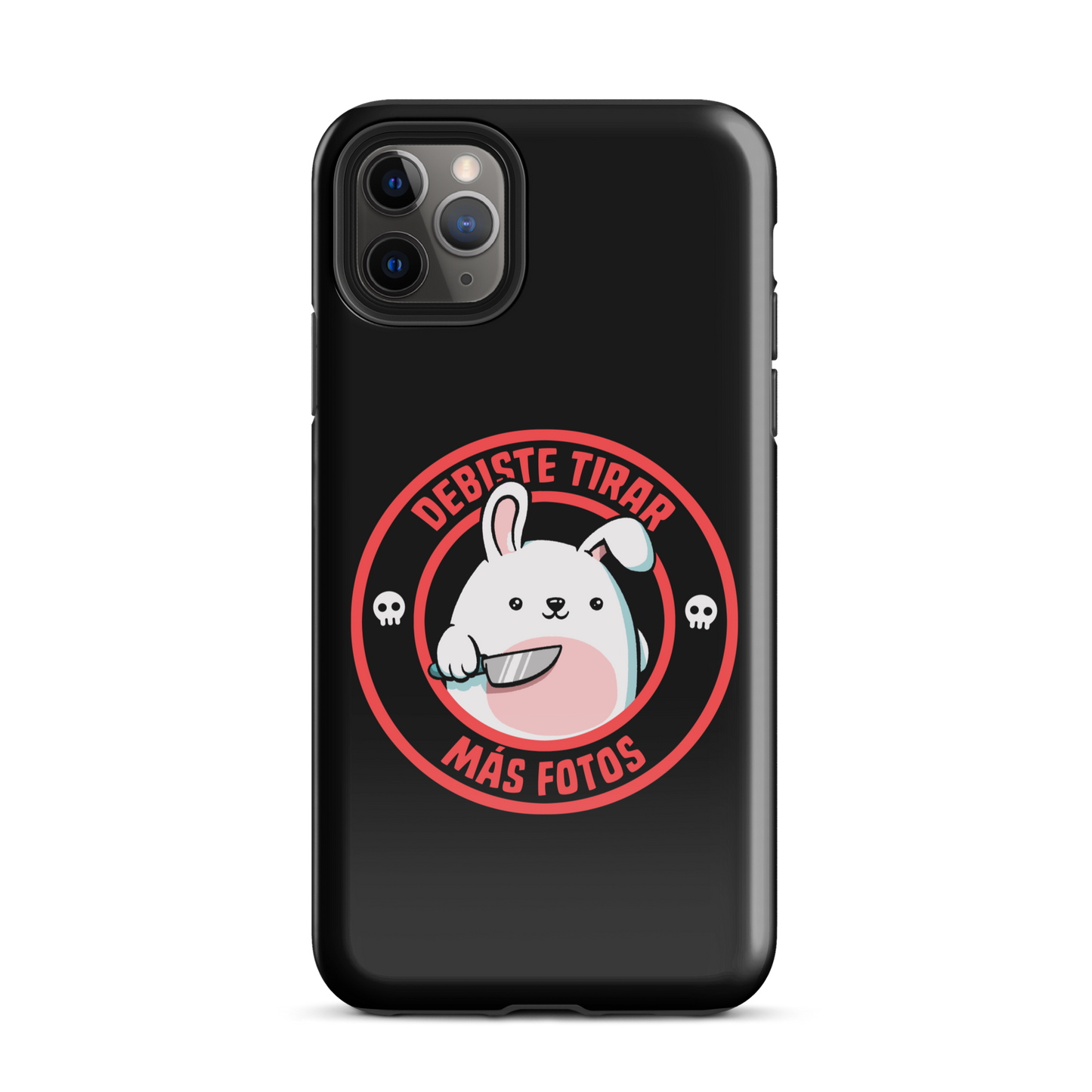 A cute white cartoon bunny with a pink belly stands holding a large kitchen knife in one paw. Surrounding the bunny is a red circular border with the words 'DEBISTE TIRAR MÁS FOTOS'. Small skull icons are on either side of the circle. The overall tone is a mix of adorable and ironic humor.