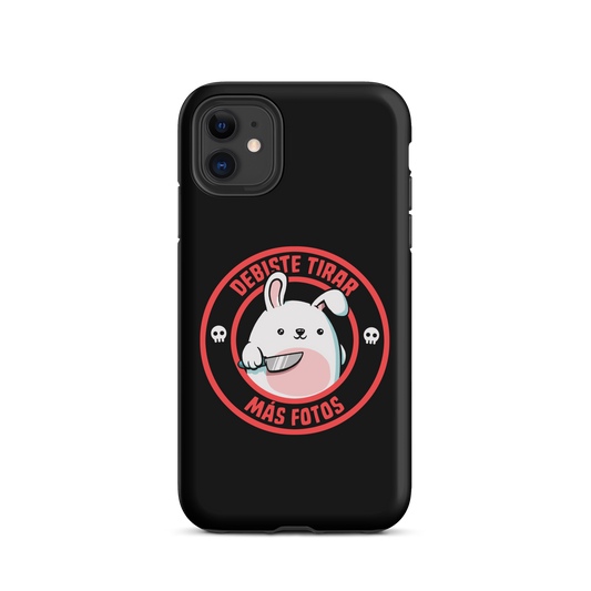 A cute white cartoon bunny with a pink belly stands holding a large kitchen knife in one paw. Surrounding the bunny is a red circular border with the words 'DEBISTE TIRAR MÁS FOTOS'. Small skull icons are on either side of the circle. The overall tone is a mix of adorable and ironic humor.