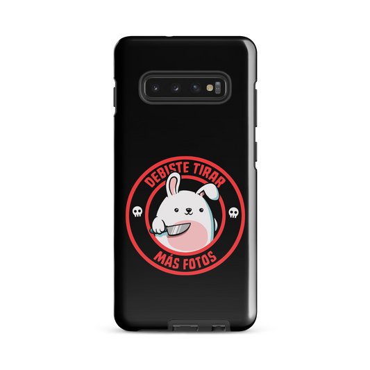 A cute white cartoon bunny with a pink belly stands holding a large kitchen knife in one paw. Surrounding the bunny is a red circular border with the words 'DEBISTE TIRAR MÁS FOTOS'. Small skull icons are on either side of the circle. The overall tone is a mix of adorable and ironic humor.
