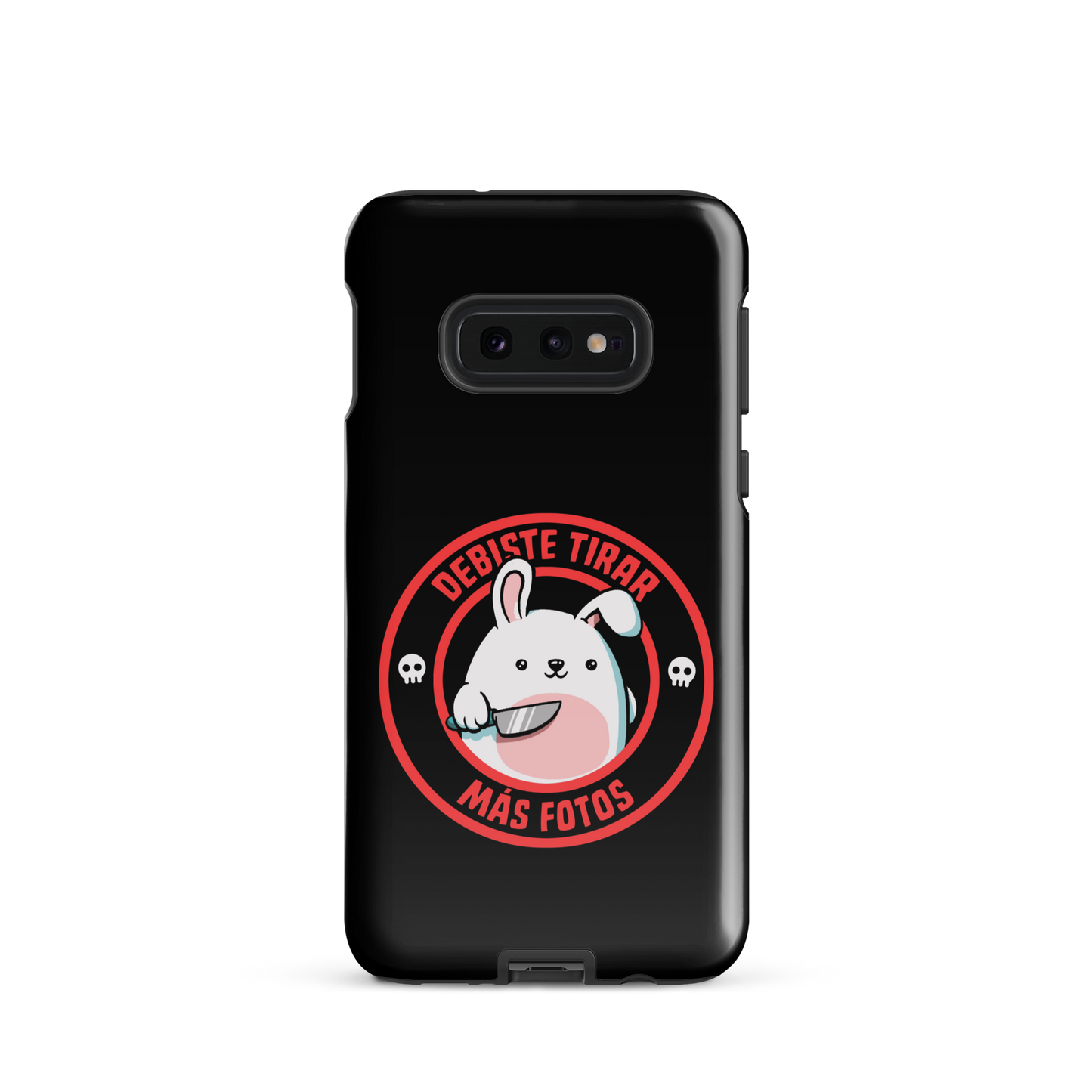 A cute white cartoon bunny with a pink belly stands holding a large kitchen knife in one paw. Surrounding the bunny is a red circular border with the words 'DEBISTE TIRAR MÁS FOTOS'. Small skull icons are on either side of the circle. The overall tone is a mix of adorable and ironic humor.