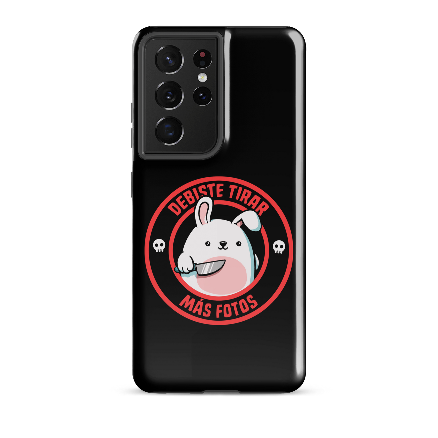 A cute white cartoon bunny with a pink belly stands holding a large kitchen knife in one paw. Surrounding the bunny is a red circular border with the words 'DEBISTE TIRAR MÁS FOTOS'. Small skull icons are on either side of the circle. The overall tone is a mix of adorable and ironic humor.
