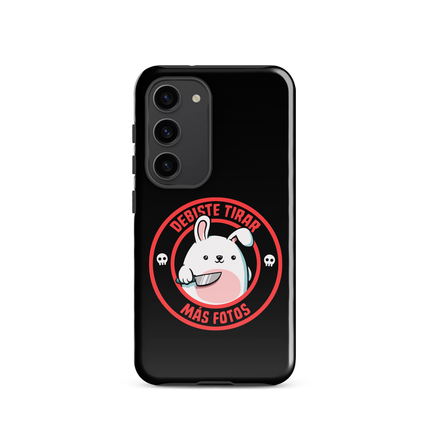 A cute white cartoon bunny with a pink belly stands holding a large kitchen knife in one paw. Surrounding the bunny is a red circular border with the words 'DEBISTE TIRAR MÁS FOTOS'. Small skull icons are on either side of the circle. The overall tone is a mix of adorable and ironic humor.