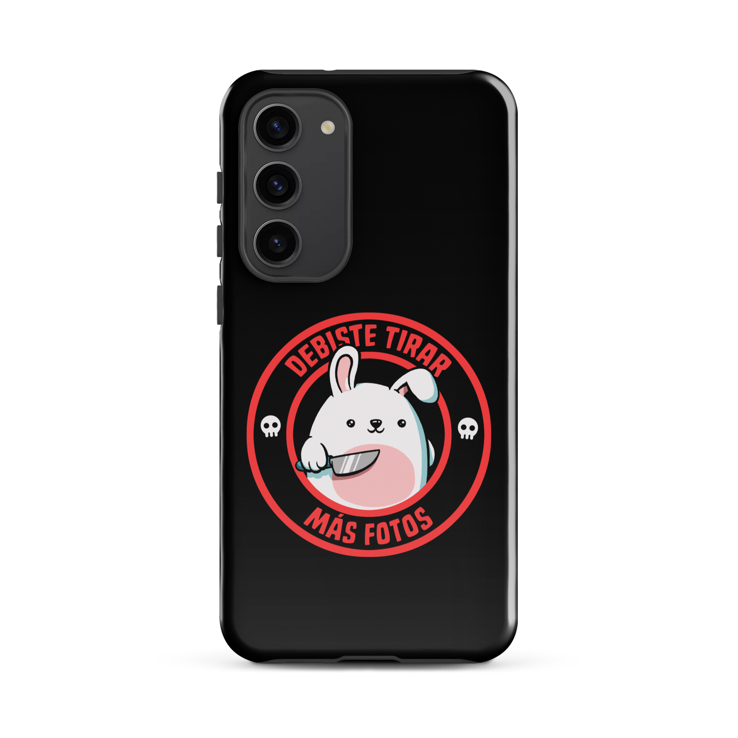 A cute white cartoon bunny with a pink belly stands holding a large kitchen knife in one paw. Surrounding the bunny is a red circular border with the words 'DEBISTE TIRAR MÁS FOTOS'. Small skull icons are on either side of the circle. The overall tone is a mix of adorable and ironic humor.