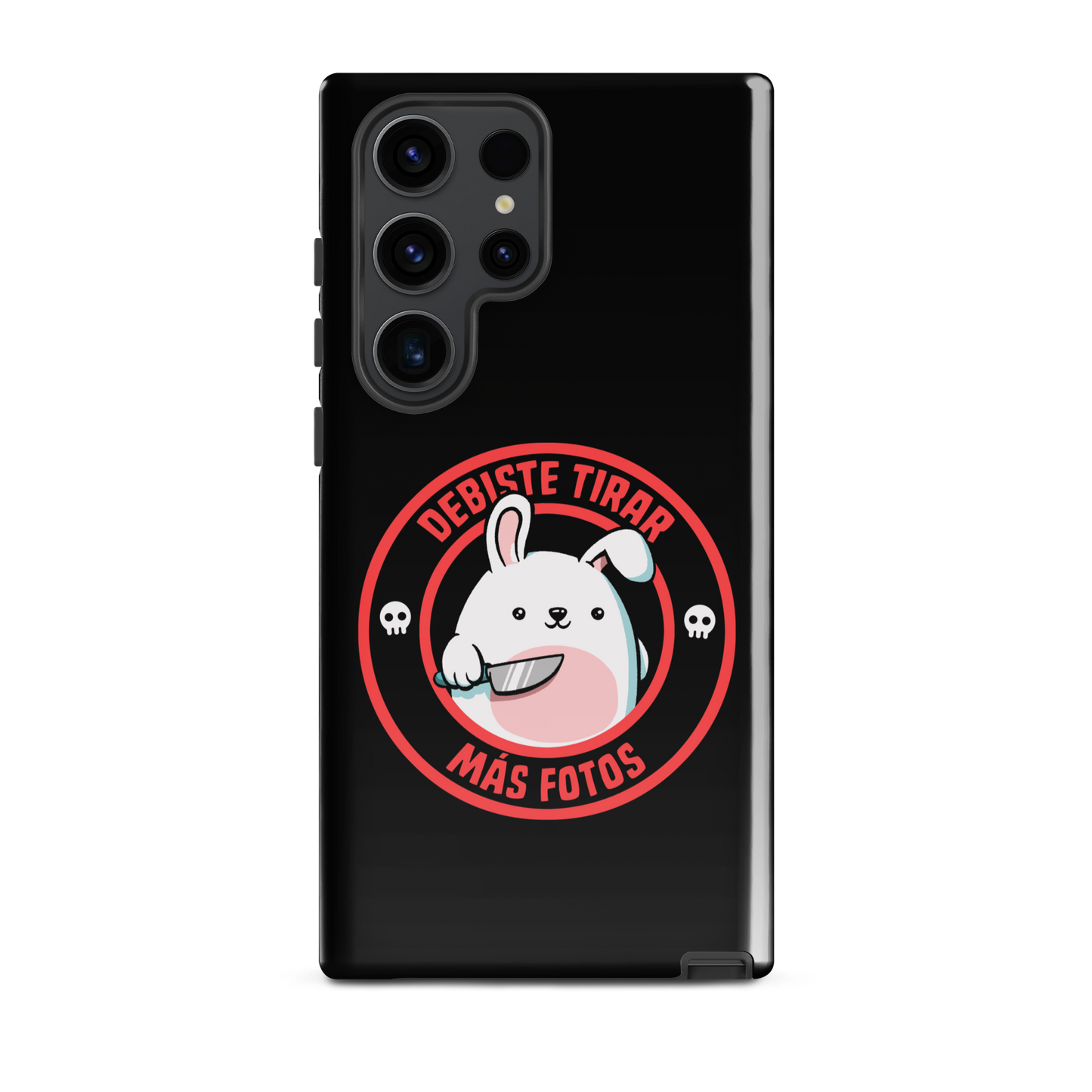 A cute white cartoon bunny with a pink belly stands holding a large kitchen knife in one paw. Surrounding the bunny is a red circular border with the words 'DEBISTE TIRAR MÁS FOTOS'. Small skull icons are on either side of the circle. The overall tone is a mix of adorable and ironic humor.