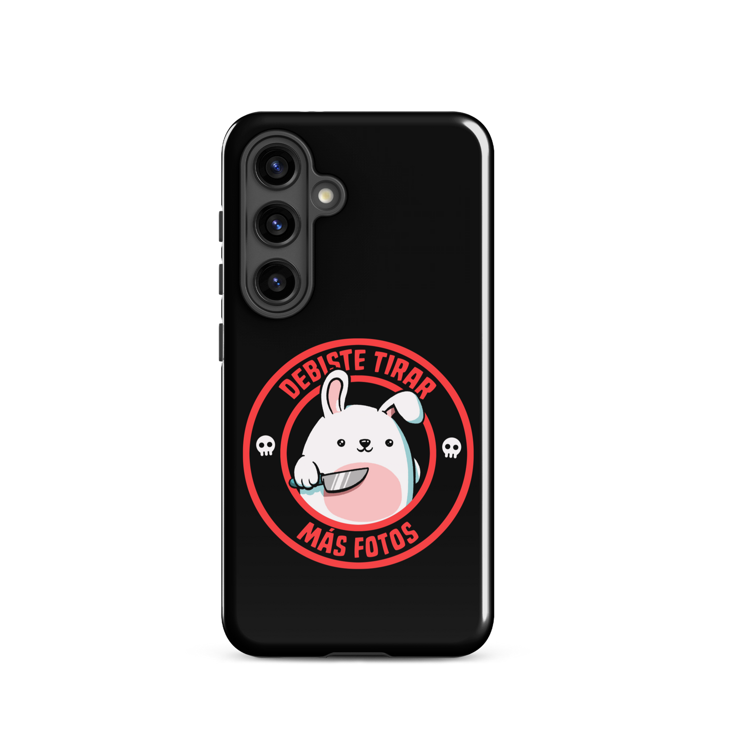 A cute white cartoon bunny with a pink belly stands holding a large kitchen knife in one paw. Surrounding the bunny is a red circular border with the words 'DEBISTE TIRAR MÁS FOTOS'. Small skull icons are on either side of the circle. The overall tone is a mix of adorable and ironic humor.