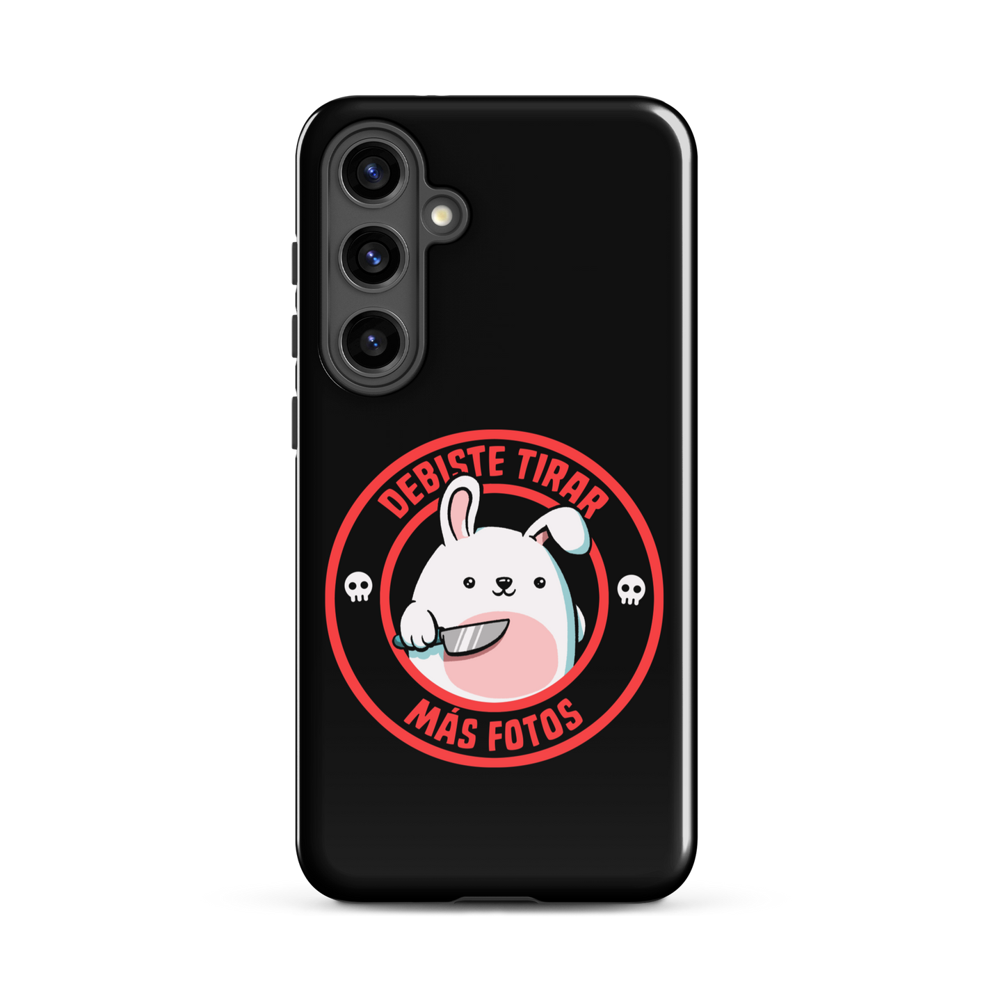 A cute white cartoon bunny with a pink belly stands holding a large kitchen knife in one paw. Surrounding the bunny is a red circular border with the words 'DEBISTE TIRAR MÁS FOTOS'. Small skull icons are on either side of the circle. The overall tone is a mix of adorable and ironic humor.
