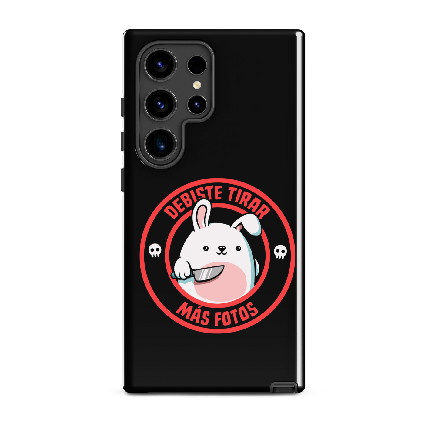 A cute white cartoon bunny with a pink belly stands holding a large kitchen knife in one paw. Surrounding the bunny is a red circular border with the words 'DEBISTE TIRAR MÁS FOTOS'. Small skull icons are on either side of the circle. The overall tone is a mix of adorable and ironic humor.