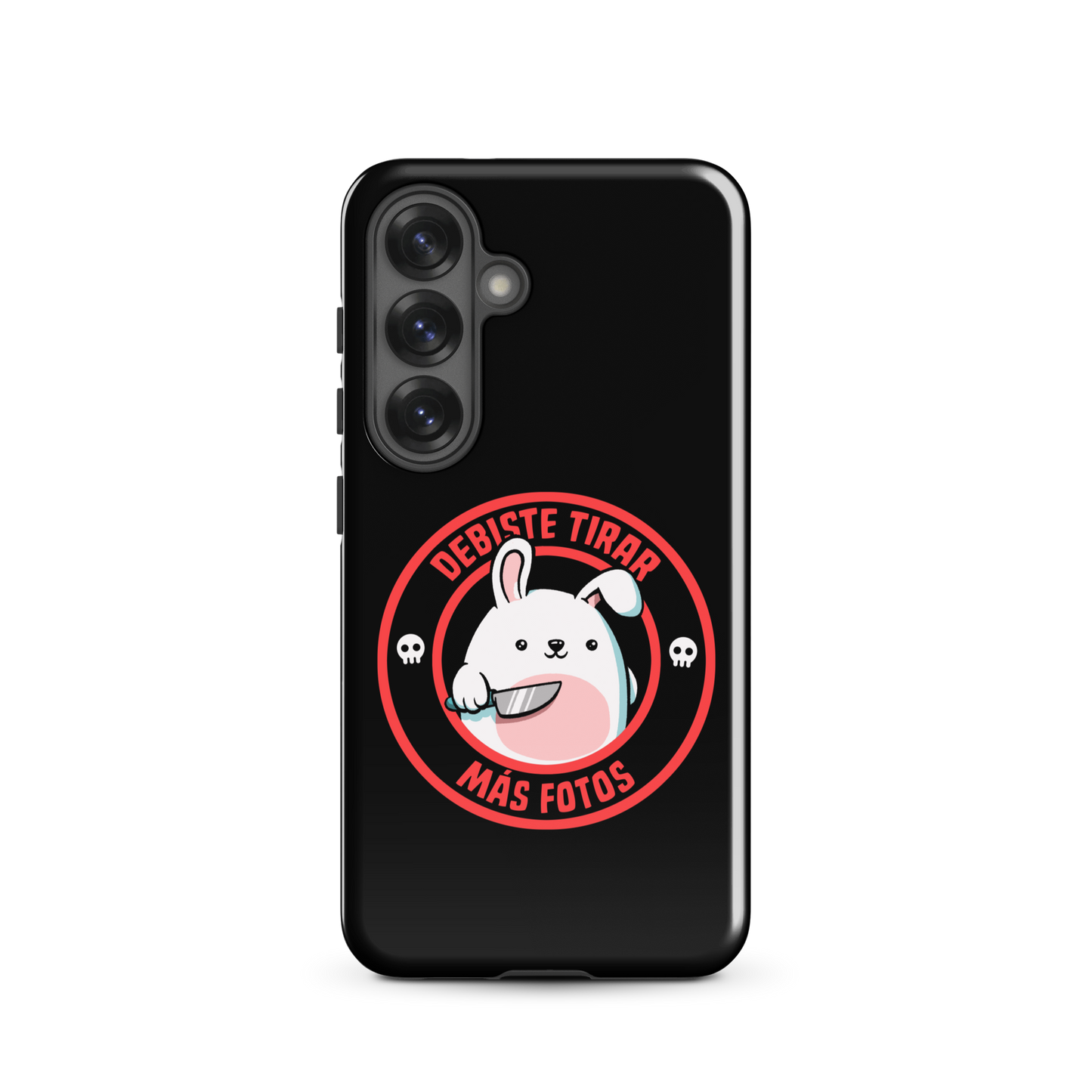 A cute white cartoon bunny with a pink belly stands holding a large kitchen knife in one paw. Surrounding the bunny is a red circular border with the words 'DEBISTE TIRAR MÁS FOTOS'. Small skull icons are on either side of the circle. The overall tone is a mix of adorable and ironic humor.