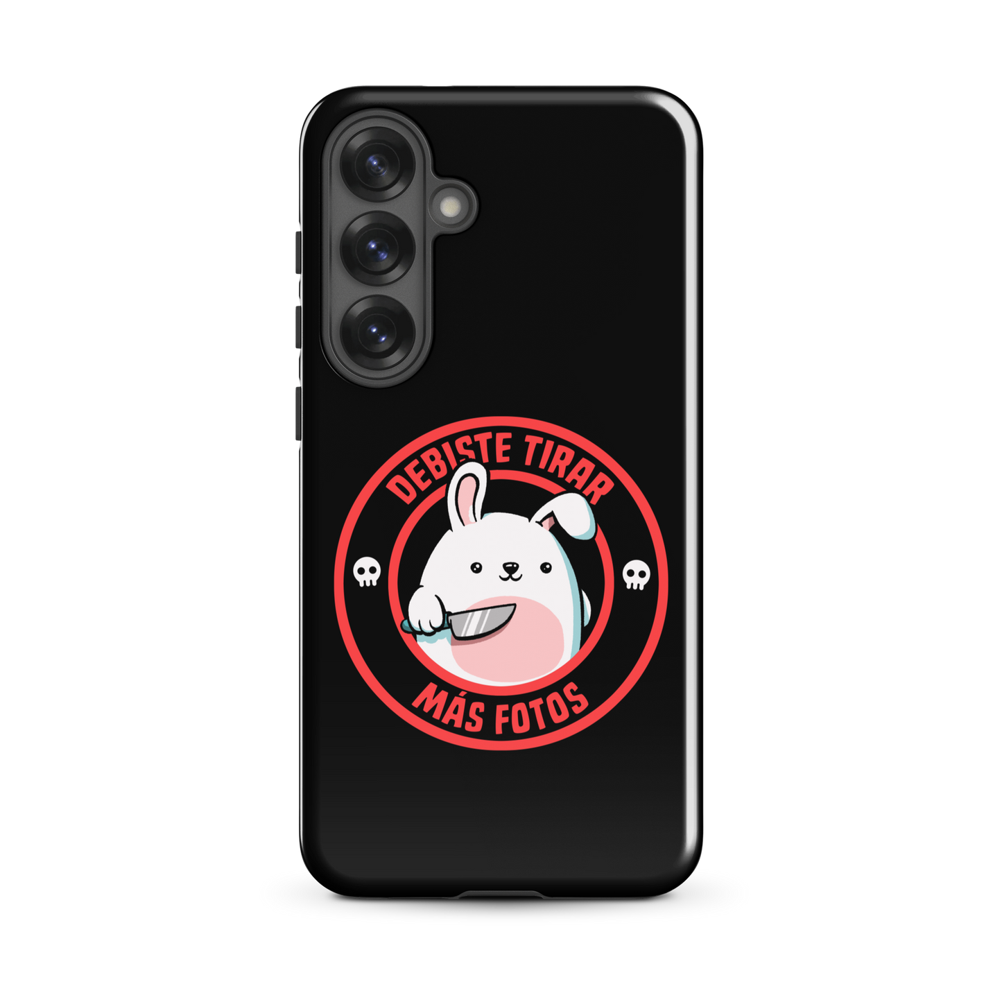 A cute white cartoon bunny with a pink belly stands holding a large kitchen knife in one paw. Surrounding the bunny is a red circular border with the words 'DEBISTE TIRAR MÁS FOTOS'. Small skull icons are on either side of the circle. The overall tone is a mix of adorable and ironic humor.