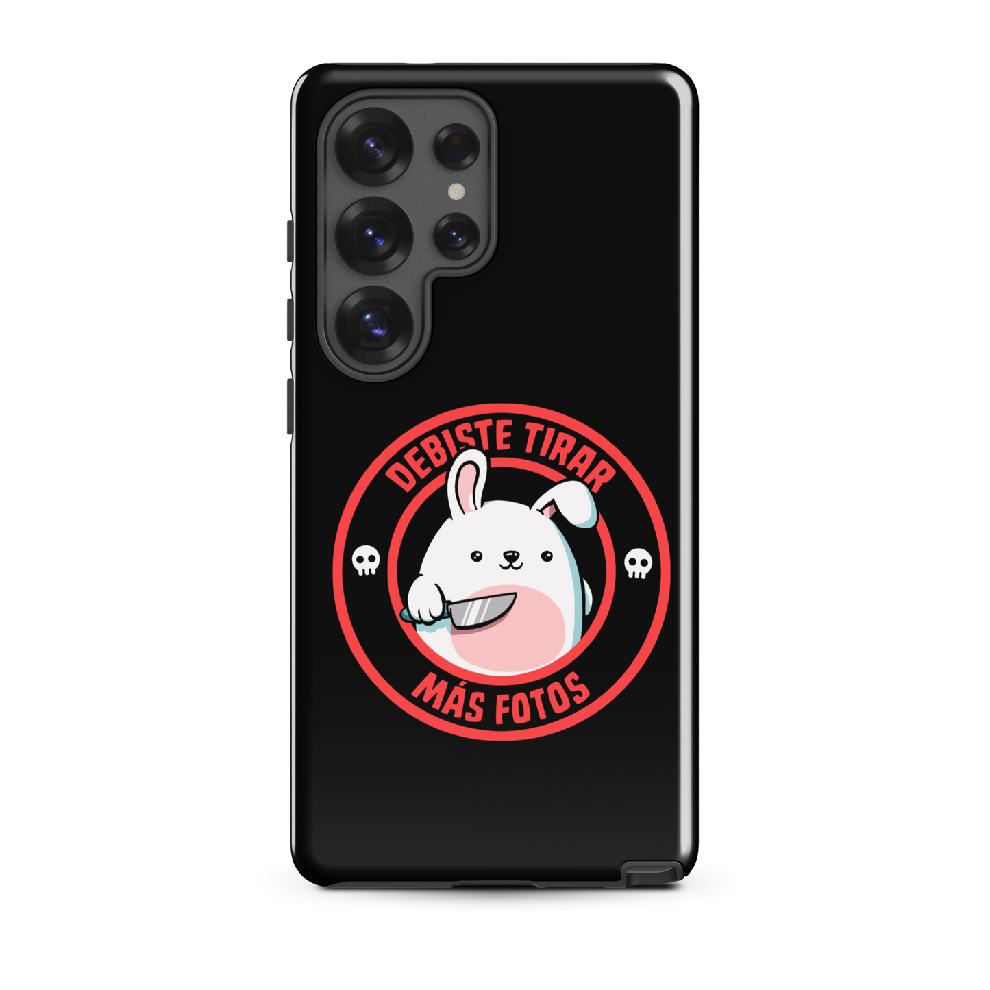 A cute white cartoon bunny with a pink belly stands holding a large kitchen knife in one paw. Surrounding the bunny is a red circular border with the words 'DEBISTE TIRAR MÁS FOTOS'. Small skull icons are on either side of the circle. The overall tone is a mix of adorable and ironic humor.