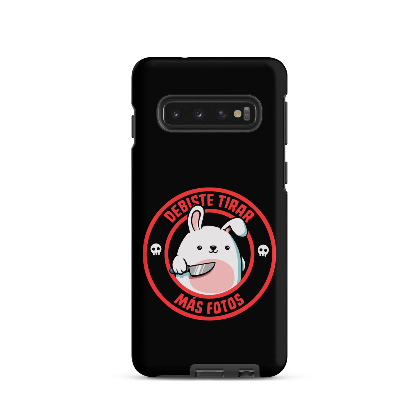 A cute white cartoon bunny with a pink belly stands holding a large kitchen knife in one paw. Surrounding the bunny is a red circular border with the words 'DEBISTE TIRAR MÁS FOTOS'. Small skull icons are on either side of the circle. The overall tone is a mix of adorable and ironic humor.