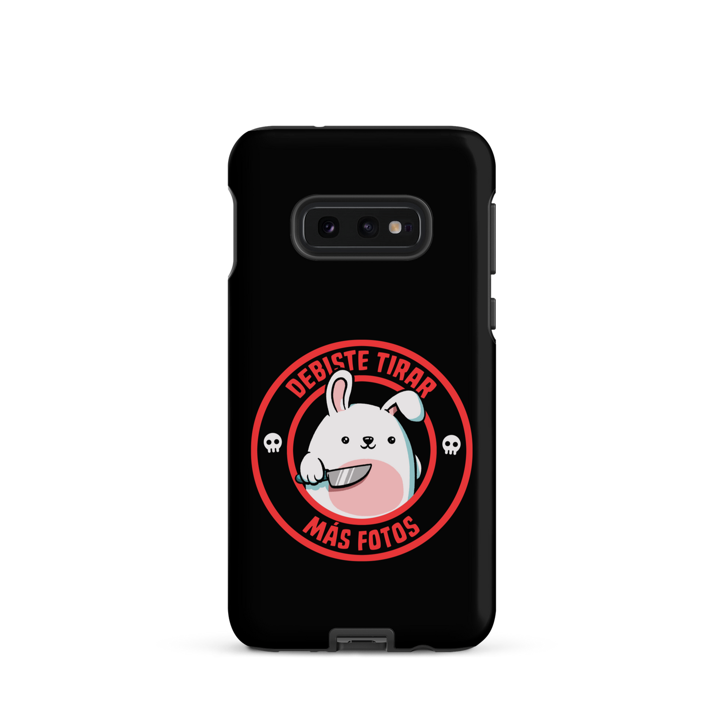 A cute white cartoon bunny with a pink belly stands holding a large kitchen knife in one paw. Surrounding the bunny is a red circular border with the words 'DEBISTE TIRAR MÁS FOTOS'. Small skull icons are on either side of the circle. The overall tone is a mix of adorable and ironic humor.