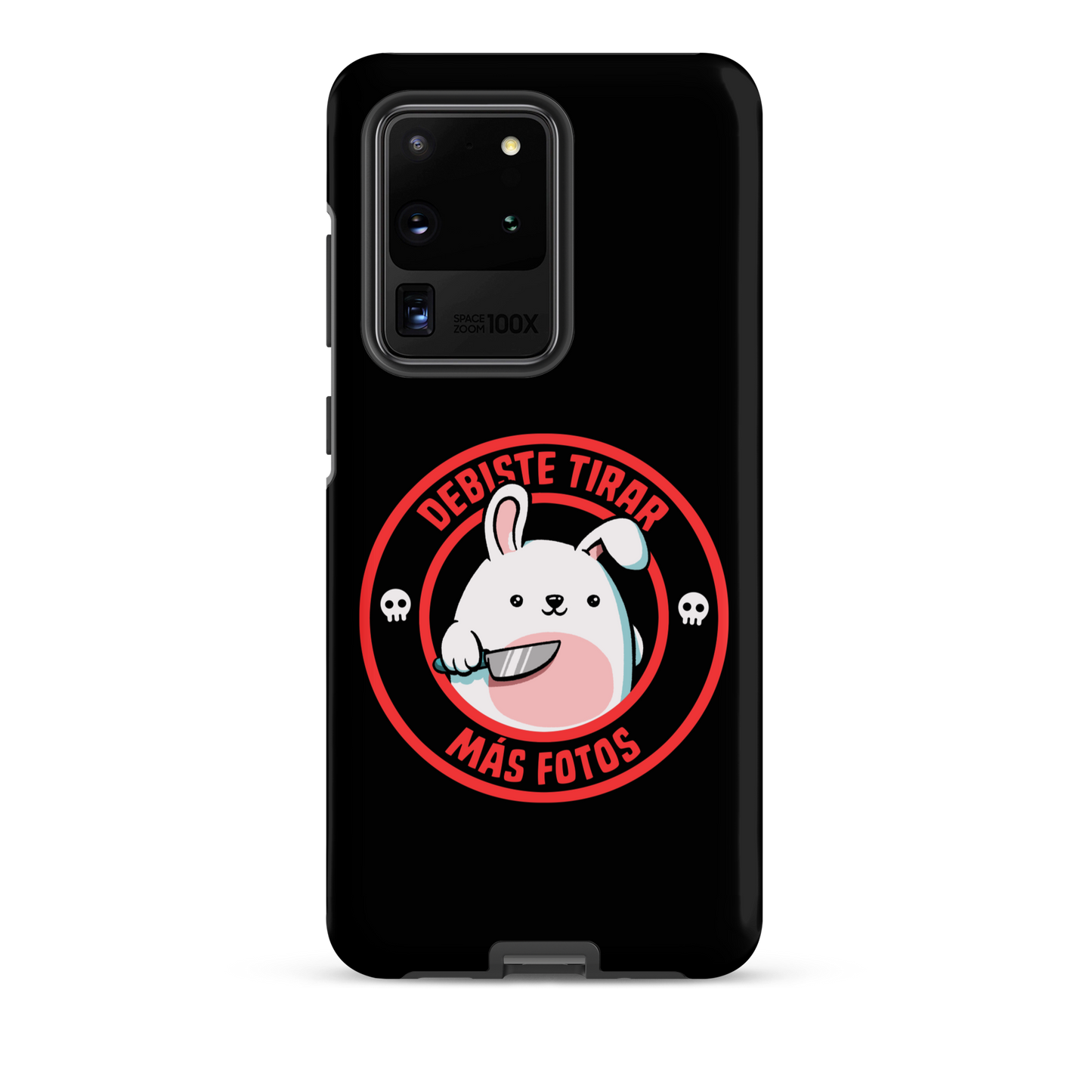 A cute white cartoon bunny with a pink belly stands holding a large kitchen knife in one paw. Surrounding the bunny is a red circular border with the words 'DEBISTE TIRAR MÁS FOTOS'. Small skull icons are on either side of the circle. The overall tone is a mix of adorable and ironic humor.