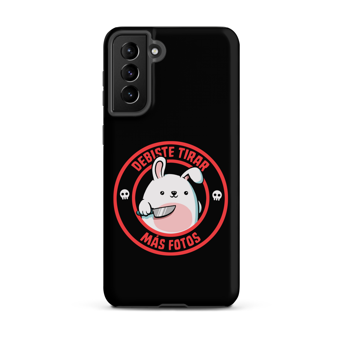 A cute white cartoon bunny with a pink belly stands holding a large kitchen knife in one paw. Surrounding the bunny is a red circular border with the words 'DEBISTE TIRAR MÁS FOTOS'. Small skull icons are on either side of the circle. The overall tone is a mix of adorable and ironic humor.