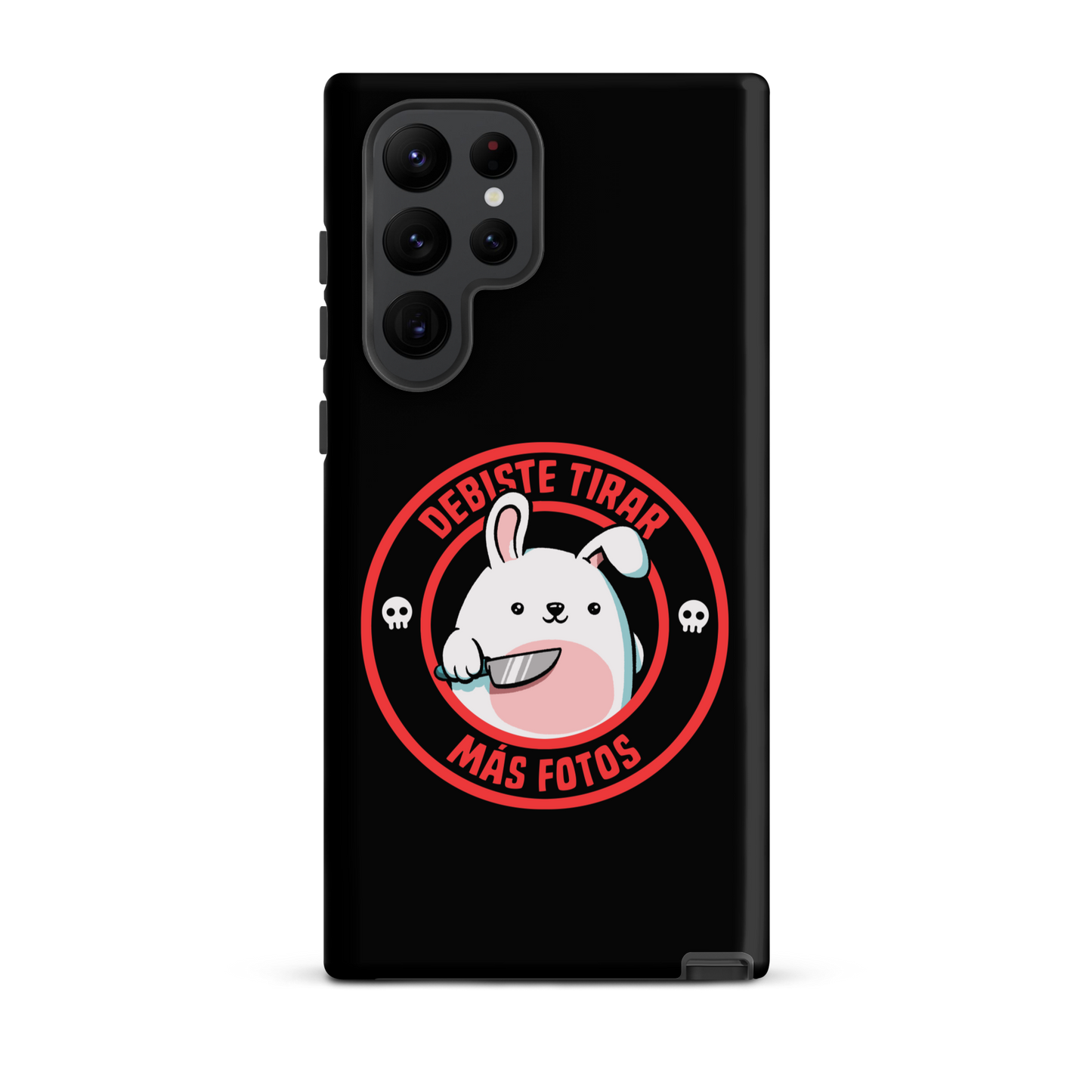 A cute white cartoon bunny with a pink belly stands holding a large kitchen knife in one paw. Surrounding the bunny is a red circular border with the words 'DEBISTE TIRAR MÁS FOTOS'. Small skull icons are on either side of the circle. The overall tone is a mix of adorable and ironic humor.