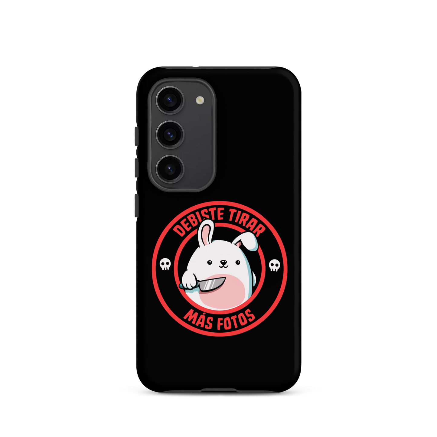 A cute white cartoon bunny with a pink belly stands holding a large kitchen knife in one paw. Surrounding the bunny is a red circular border with the words 'DEBISTE TIRAR MÁS FOTOS'. Small skull icons are on either side of the circle. The overall tone is a mix of adorable and ironic humor.