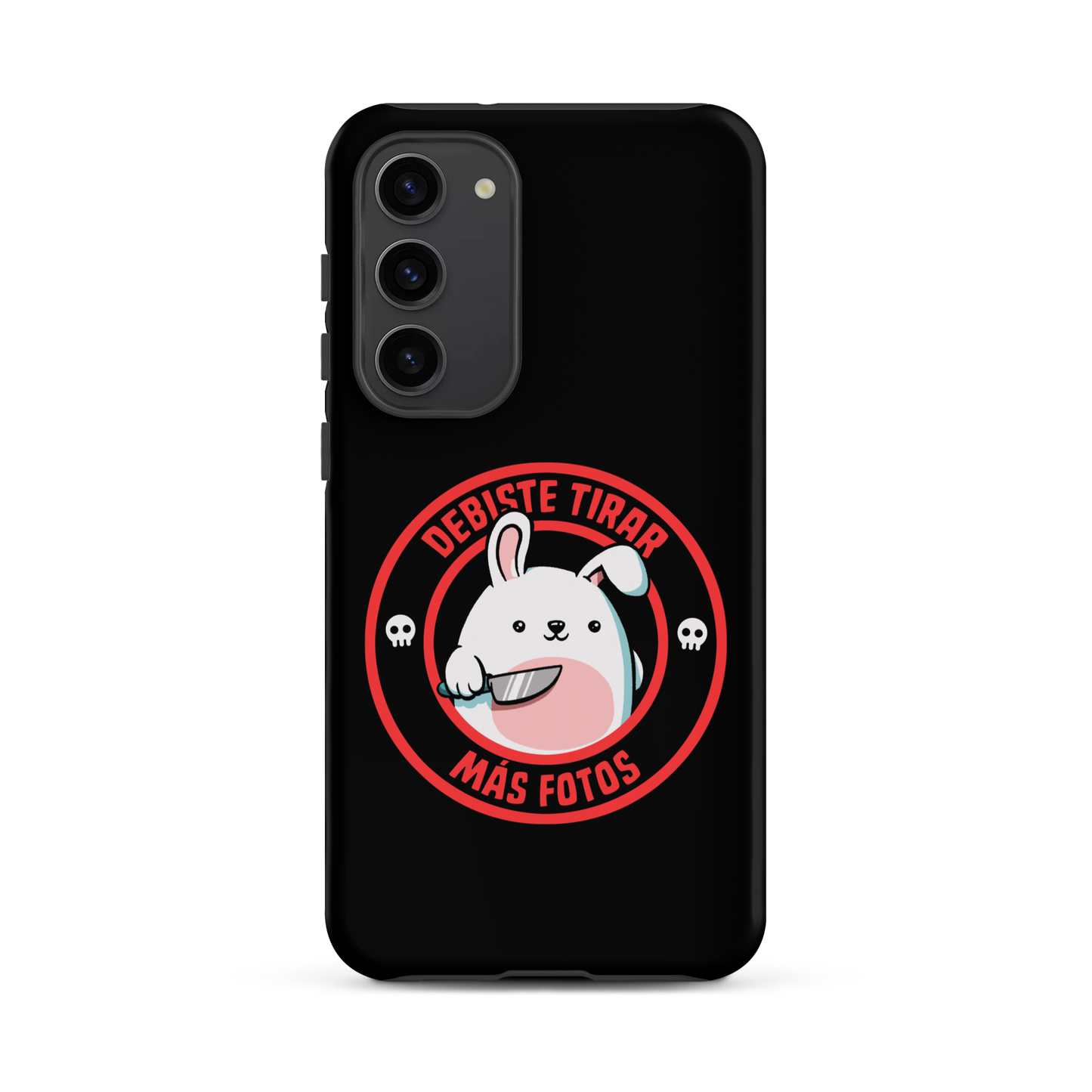 A cute white cartoon bunny with a pink belly stands holding a large kitchen knife in one paw. Surrounding the bunny is a red circular border with the words 'DEBISTE TIRAR MÁS FOTOS'. Small skull icons are on either side of the circle. The overall tone is a mix of adorable and ironic humor.