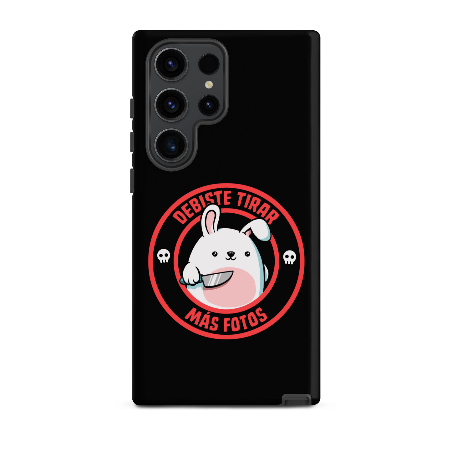 A cute white cartoon bunny with a pink belly stands holding a large kitchen knife in one paw. Surrounding the bunny is a red circular border with the words 'DEBISTE TIRAR MÁS FOTOS'. Small skull icons are on either side of the circle. The overall tone is a mix of adorable and ironic humor.