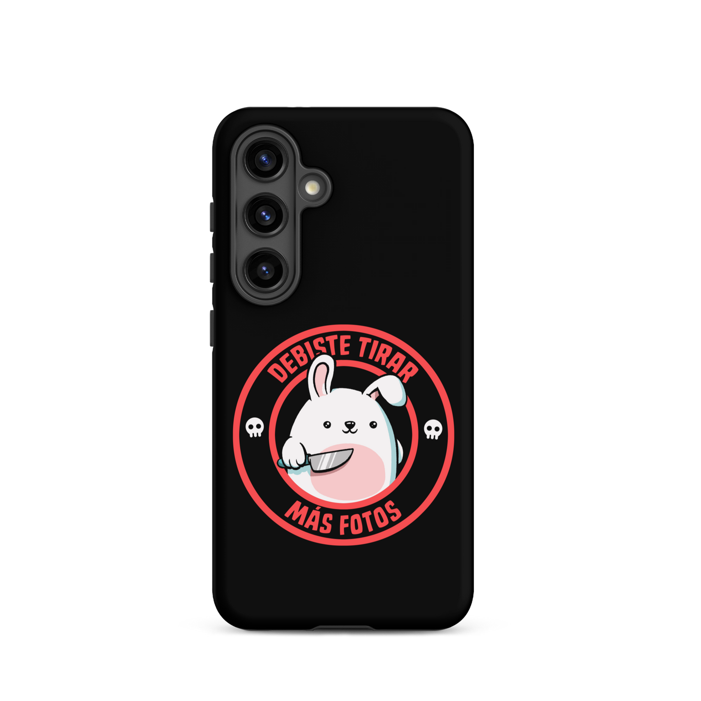 A cute white cartoon bunny with a pink belly stands holding a large kitchen knife in one paw. Surrounding the bunny is a red circular border with the words 'DEBISTE TIRAR MÁS FOTOS'. Small skull icons are on either side of the circle. The overall tone is a mix of adorable and ironic humor.