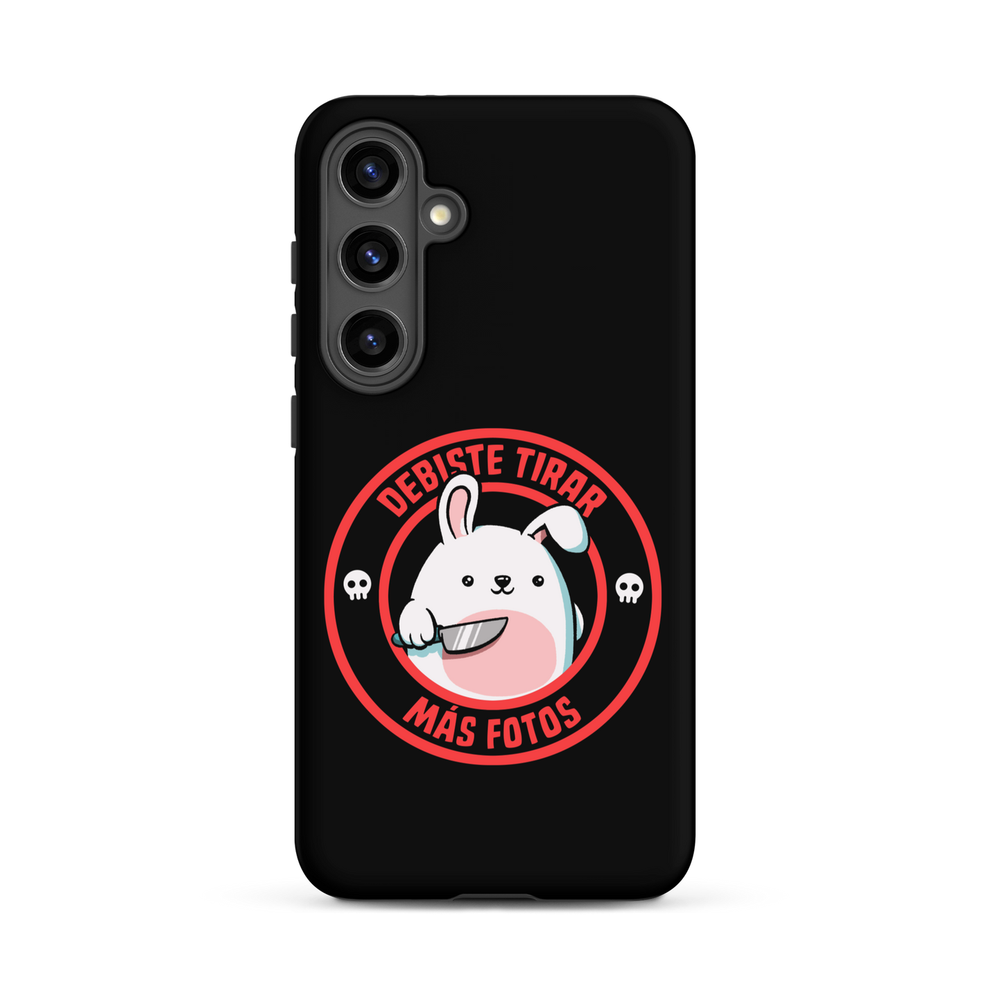 A cute white cartoon bunny with a pink belly stands holding a large kitchen knife in one paw. Surrounding the bunny is a red circular border with the words 'DEBISTE TIRAR MÁS FOTOS'. Small skull icons are on either side of the circle. The overall tone is a mix of adorable and ironic humor.