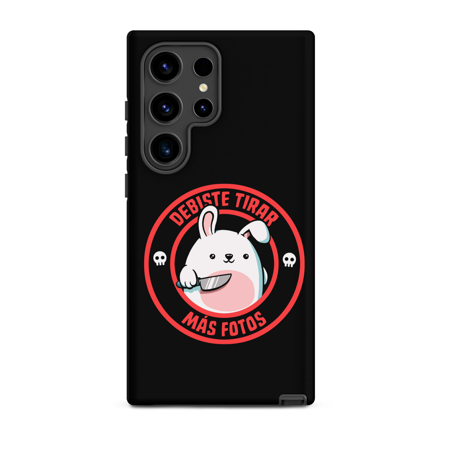 A cute white cartoon bunny with a pink belly stands holding a large kitchen knife in one paw. Surrounding the bunny is a red circular border with the words 'DEBISTE TIRAR MÁS FOTOS'. Small skull icons are on either side of the circle. The overall tone is a mix of adorable and ironic humor.