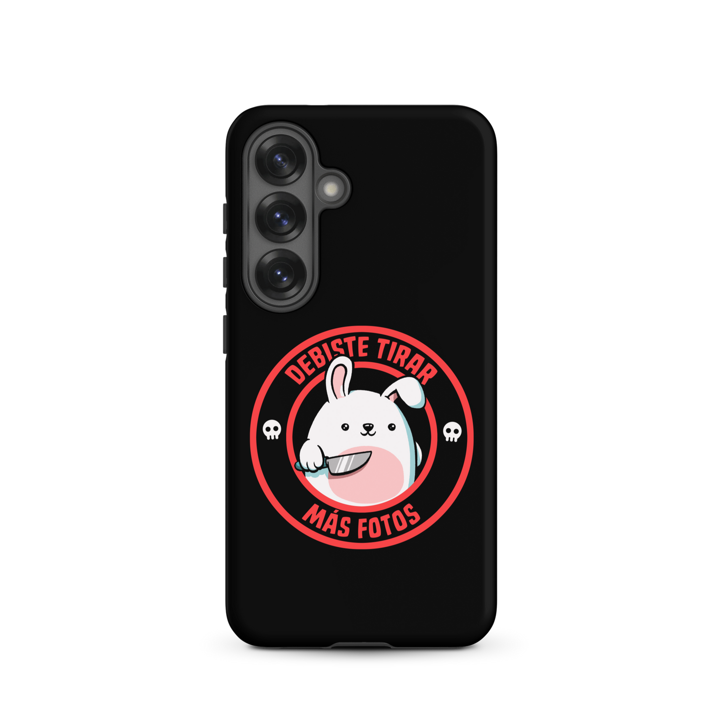 A cute white cartoon bunny with a pink belly stands holding a large kitchen knife in one paw. Surrounding the bunny is a red circular border with the words 'DEBISTE TIRAR MÁS FOTOS'. Small skull icons are on either side of the circle. The overall tone is a mix of adorable and ironic humor.