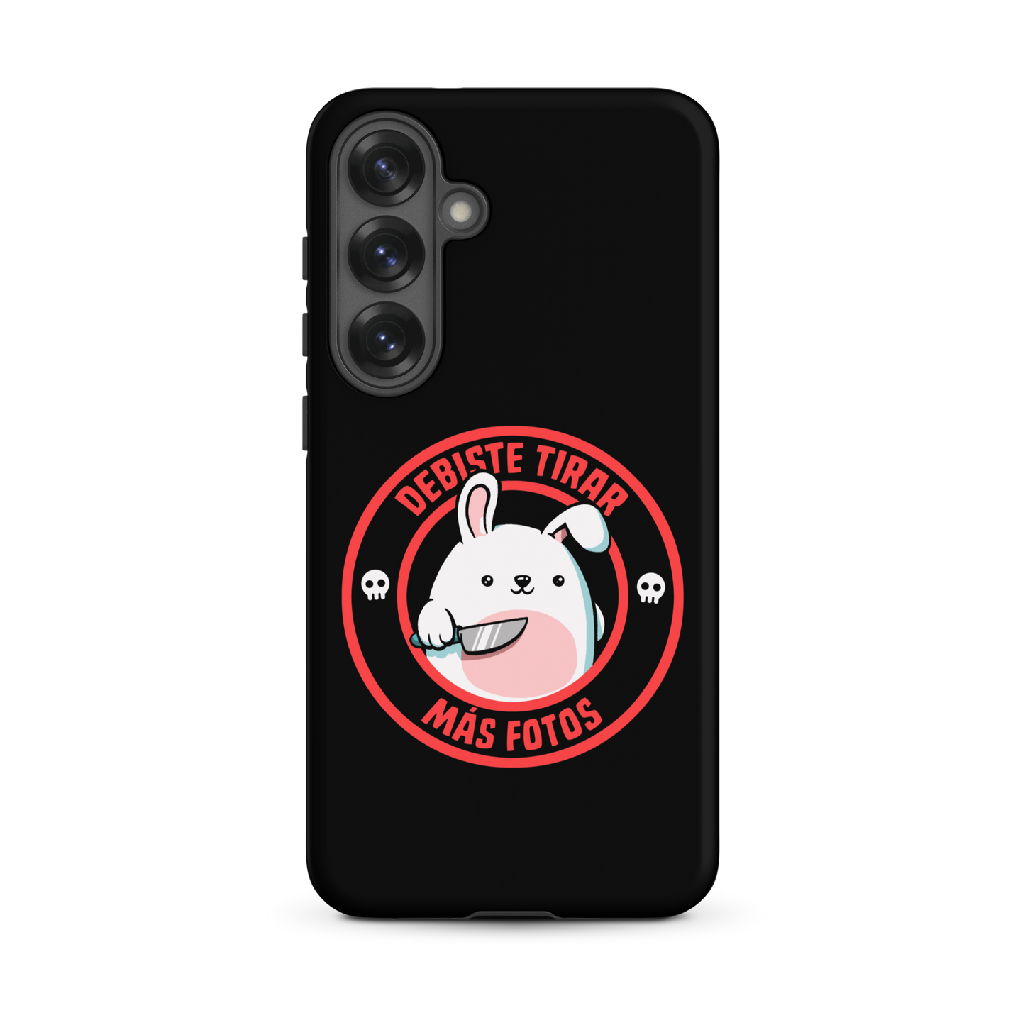 A cute white cartoon bunny with a pink belly stands holding a large kitchen knife in one paw. Surrounding the bunny is a red circular border with the words 'DEBISTE TIRAR MÁS FOTOS'. Small skull icons are on either side of the circle. The overall tone is a mix of adorable and ironic humor.