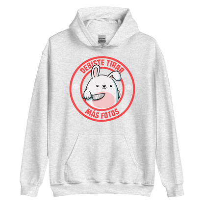 A cute white cartoon bunny with a pink belly stands holding a large kitchen knife in one paw. Surrounding the bunny is a red circular border with the words 'DEBISTE TIRAR MÁS FOTOS'. Small skull icons are on either side of the circle. The overall tone is a mix of adorable and ironic humor.