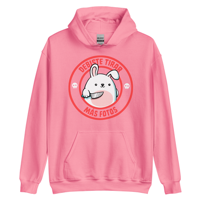 A cute white cartoon bunny with a pink belly stands holding a large kitchen knife in one paw. Surrounding the bunny is a red circular border with the words 'DEBISTE TIRAR MÁS FOTOS'. Small skull icons are on either side of the circle. The overall tone is a mix of adorable and ironic humor.