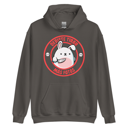 A cute white cartoon bunny with a pink belly stands holding a large kitchen knife in one paw. Surrounding the bunny is a red circular border with the words 'DEBISTE TIRAR MÁS FOTOS'. Small skull icons are on either side of the circle. The overall tone is a mix of adorable and ironic humor.
