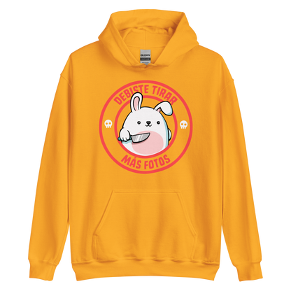 A cute white cartoon bunny with a pink belly stands holding a large kitchen knife in one paw. Surrounding the bunny is a red circular border with the words 'DEBISTE TIRAR MÁS FOTOS'. Small skull icons are on either side of the circle. The overall tone is a mix of adorable and ironic humor.