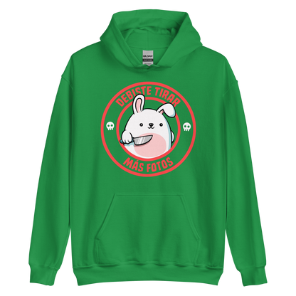 A cute white cartoon bunny with a pink belly stands holding a large kitchen knife in one paw. Surrounding the bunny is a red circular border with the words 'DEBISTE TIRAR MÁS FOTOS'. Small skull icons are on either side of the circle. The overall tone is a mix of adorable and ironic humor.