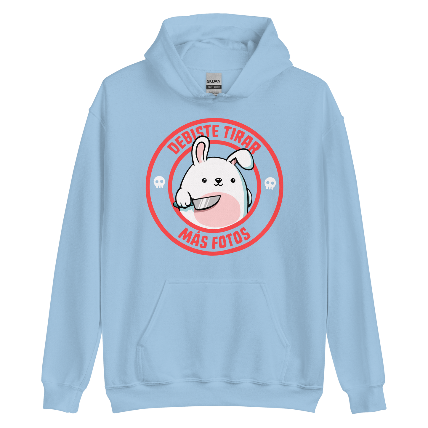 A cute white cartoon bunny with a pink belly stands holding a large kitchen knife in one paw. Surrounding the bunny is a red circular border with the words 'DEBISTE TIRAR MÁS FOTOS'. Small skull icons are on either side of the circle. The overall tone is a mix of adorable and ironic humor.