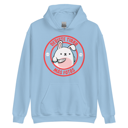 A cute white cartoon bunny with a pink belly stands holding a large kitchen knife in one paw. Surrounding the bunny is a red circular border with the words 'DEBISTE TIRAR MÁS FOTOS'. Small skull icons are on either side of the circle. The overall tone is a mix of adorable and ironic humor.