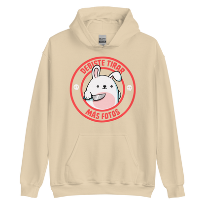 A cute white cartoon bunny with a pink belly stands holding a large kitchen knife in one paw. Surrounding the bunny is a red circular border with the words 'DEBISTE TIRAR MÁS FOTOS'. Small skull icons are on either side of the circle. The overall tone is a mix of adorable and ironic humor.
