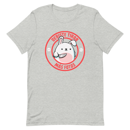 A cute white cartoon bunny with a pink belly stands holding a large kitchen knife in one paw. Surrounding the bunny is a red circular border with the words 'DEBISTE TIRAR MÁS FOTOS'. Small skull icons are on either side of the circle. The overall tone is a mix of adorable and ironic humor.