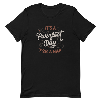 The artwork features the lettering "It's a Purrfect Day for a Nap" in a cute retro style, with a smiling cloud, stars, moons, and a relaxing kitten. This composition plays on the pun of "purrfect" and conveys all the charm of felines in their favorite moment: napping. Ideal for cat lovers, fans of funny phrases, and those who love to transform laziness into a lifestyle.