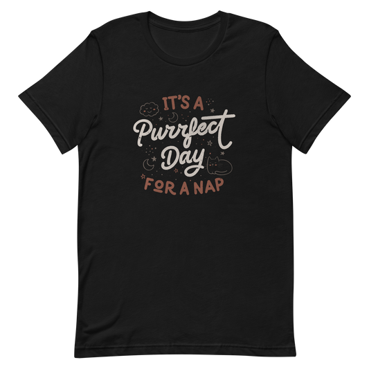 The artwork features the lettering "It's a Purrfect Day for a Nap" in a cute retro style, with a smiling cloud, stars, moons, and a relaxing kitten. This composition plays on the pun of "purrfect" and conveys all the charm of felines in their favorite moment: napping. Ideal for cat lovers, fans of funny phrases, and those who love to transform laziness into a lifestyle.