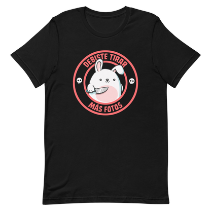 A cute white cartoon bunny with a pink belly stands holding a large kitchen knife in one paw. Surrounding the bunny is a red circular border with the words 'DEBISTE TIRAR MÁS FOTOS'. Small skull icons are on either side of the circle. The overall tone is a mix of adorable and ironic humor.