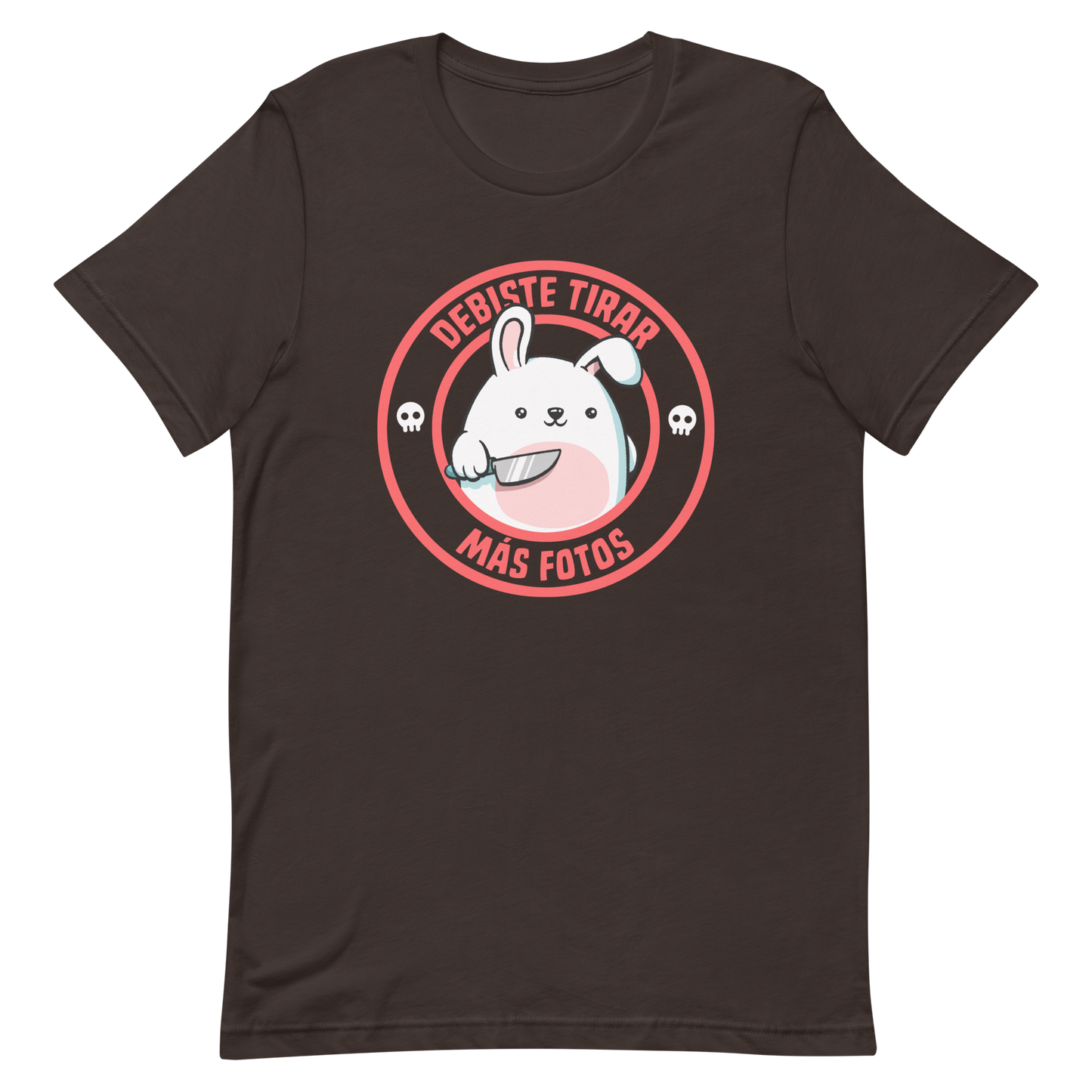 A cute white cartoon bunny with a pink belly stands holding a large kitchen knife in one paw. Surrounding the bunny is a red circular border with the words 'DEBISTE TIRAR MÁS FOTOS'. Small skull icons are on either side of the circle. The overall tone is a mix of adorable and ironic humor.
